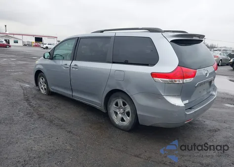 2011 Toyota Sienna Le V6 z USA, uszkodzony, nr VIN 5TDKK3DC5BS089489